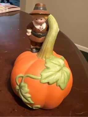 Vintage 1990 Avon Ceramic Pilgrim& Pumpkin Bell